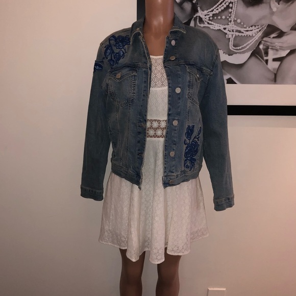 BLANK NYC| Jean jacket with floral embroidery| S - Picture 3 of 8